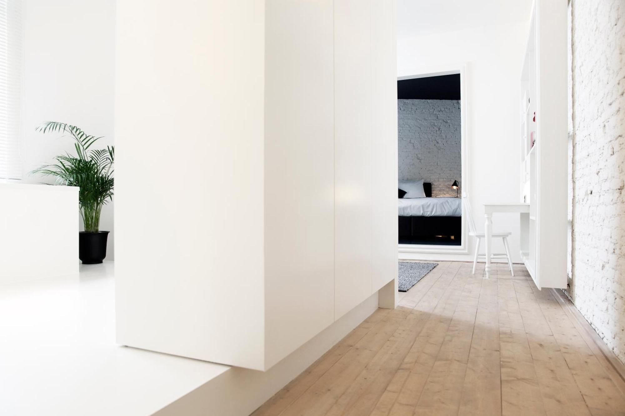 Maison Nationale City Flats & Suites Antwerpen Kamer foto A mirror in a home