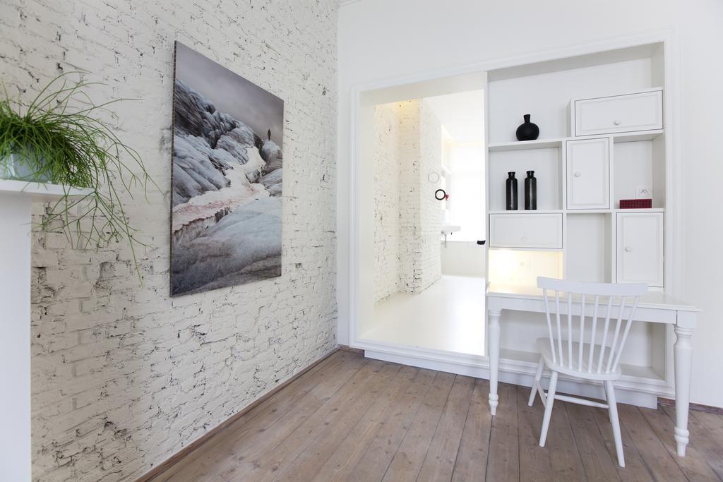 Maison Nationale City Flats & Suites Antwerpen Kamer foto Interior of a house with a wall paneling