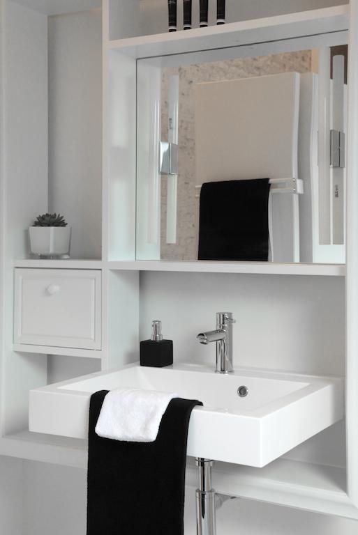 Maison Nationale City Flats & Suites Antwerpen Kamer foto A typical bathroom faucet