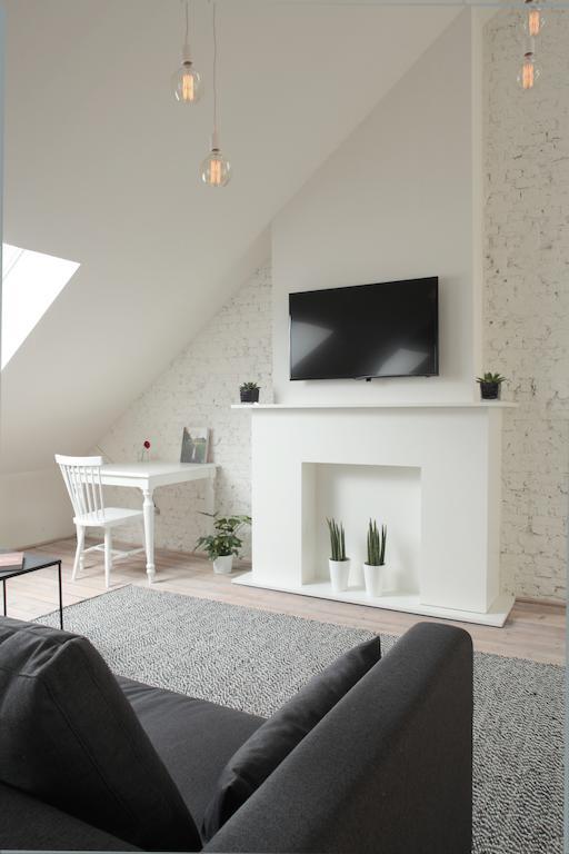Maison Nationale City Flats & Suites Antwerpen Kamer foto A flat screen television mounted on a wall