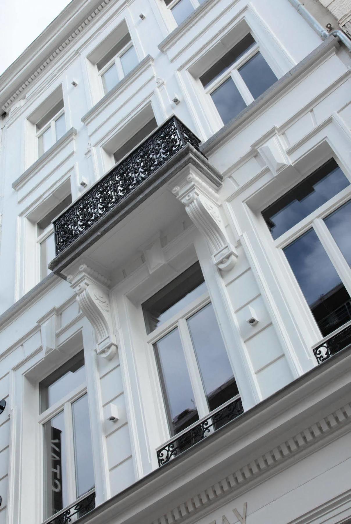Maison Nationale City Flats & Suites Antwerpen Buitenkant foto The balcony of the house at 1006 Amsterdam, where the Beatles stayed during their visit to the Netherlands