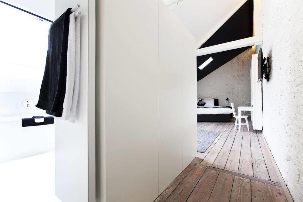 Maison Nationale City Flats & Suites Antwerpen Buitenkant foto A bathroom in the hotel
